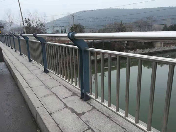 桥梁河道护栏.jpg